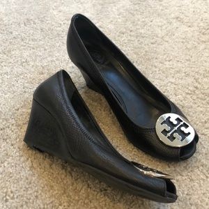 Tory Burch Logo Pump